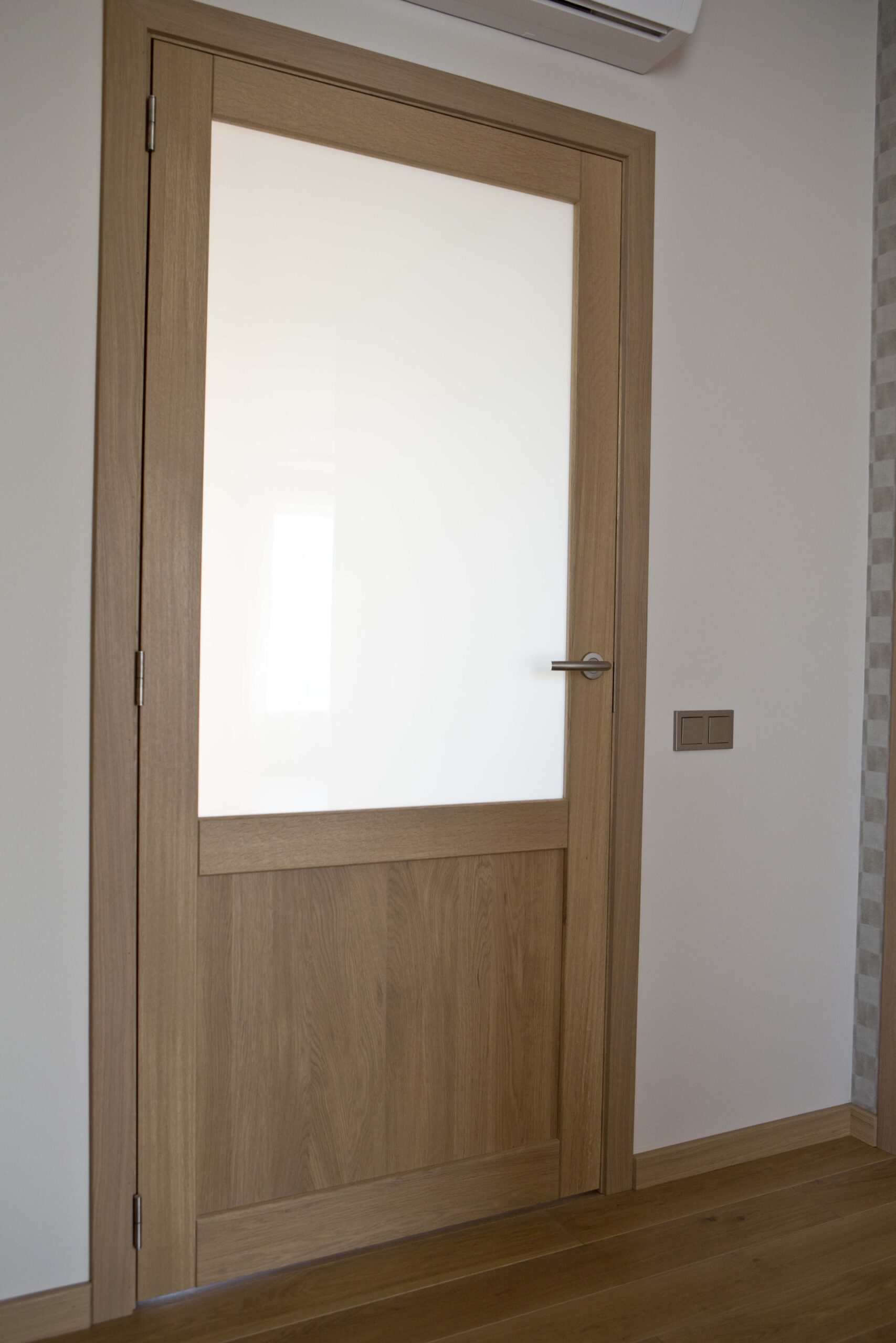 Medinės ąžuolinės masyvo durys: modeliai D2F ir D2F1S, spalva Pilka 3417.