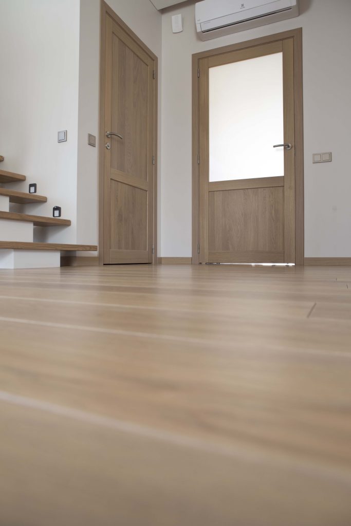 Medinės ąžuolinės masyvo durys: modeliai D2F ir D2F1S, spalva Pilka 3417.