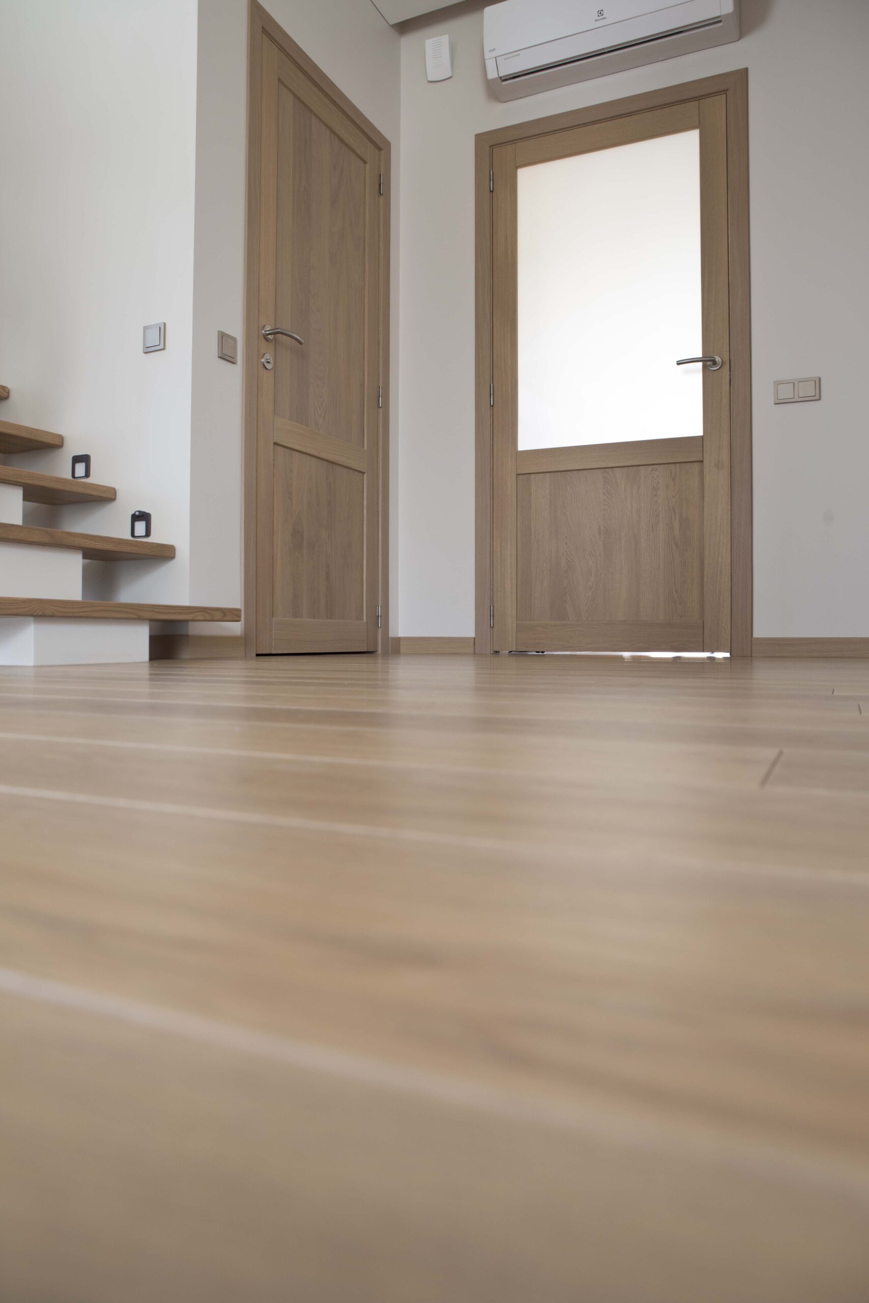 Medinės ąžuolinės masyvo durys: modeliai D2F ir D2F1S, spalva Pilka 3417.