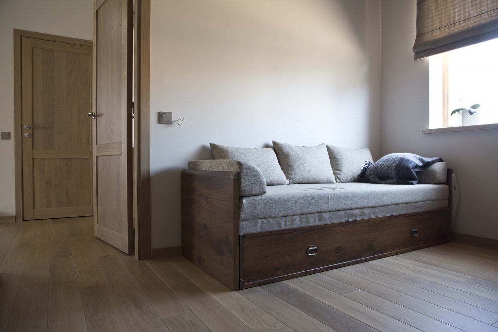 Medinės ąžuolinės masyvo durys: modeliai D2F ir D2F1S, spalva Pilka 3417.