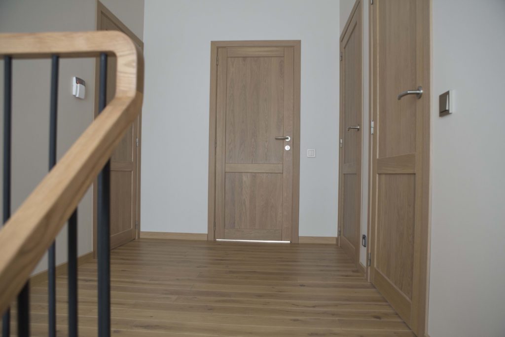 Medinės ąžuolinės masyvo durys: modeliai D2F ir D2F1S, spalva Pilka 3417.