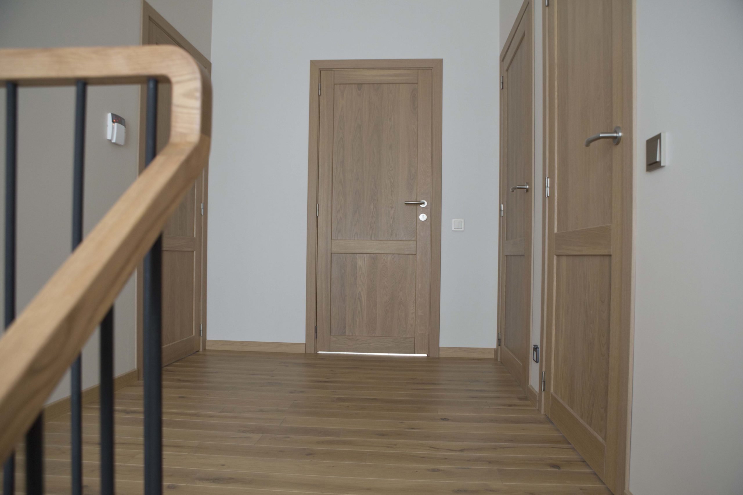 Medinės ąžuolinės masyvo durys: modeliai D2F ir D2F1S, spalva Pilka 3417.