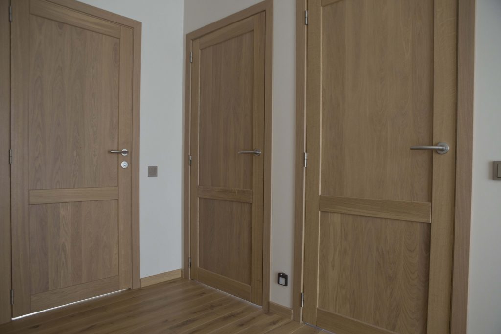 Medinės ąžuolinės masyvo durys: modeliai D2F ir D2F1S, spalva Pilka 3417.