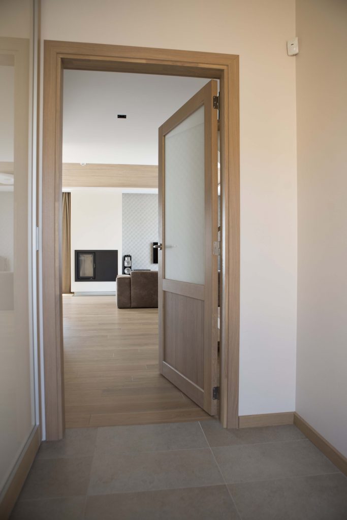 Medinės ąžuolinės durys: modelis D2F ir D1S, spalva Pilka 3417.