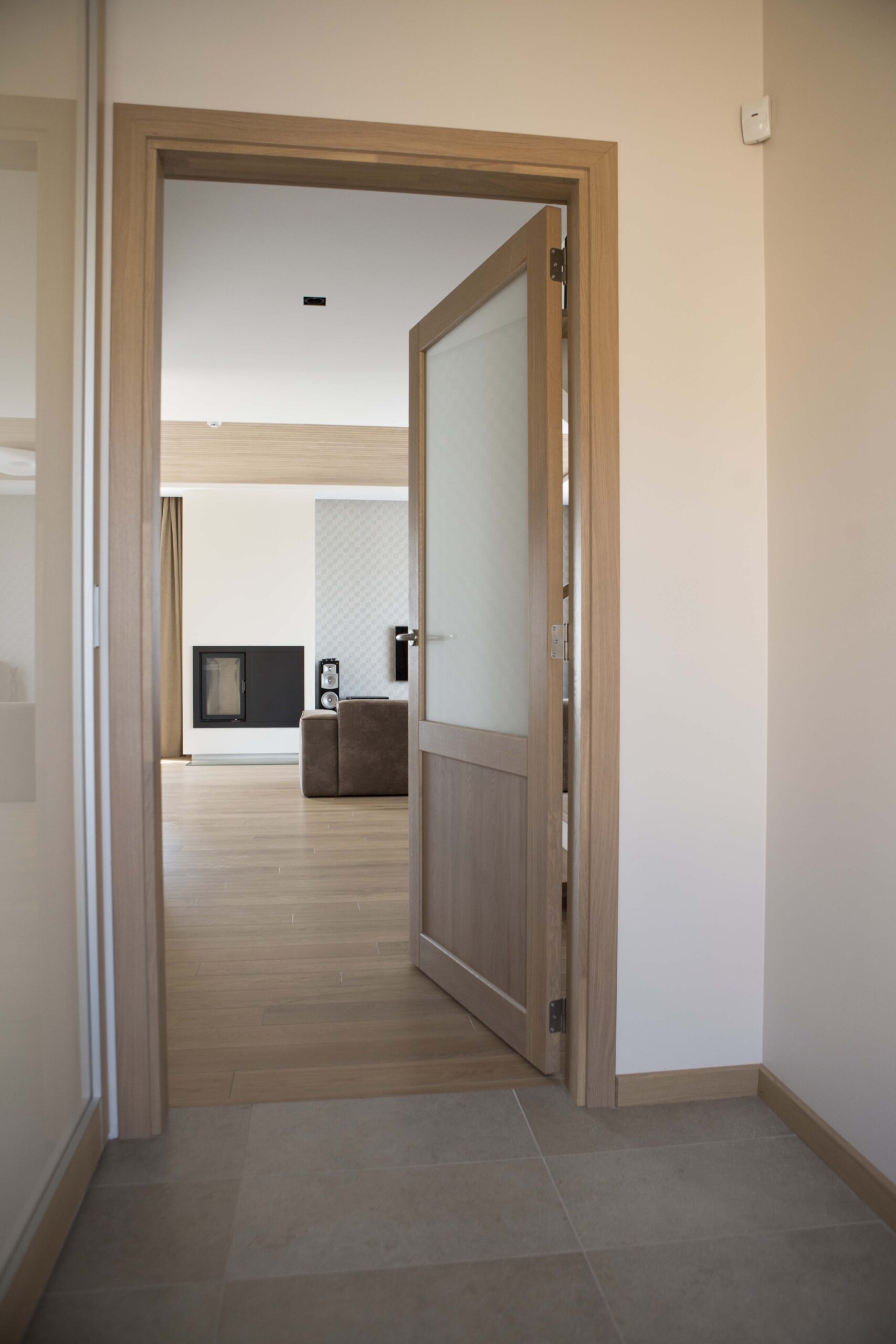 Medinės ąžuolinės masyvo durys: modeliai D2F ir D2F1S, spalva Pilka 3417.