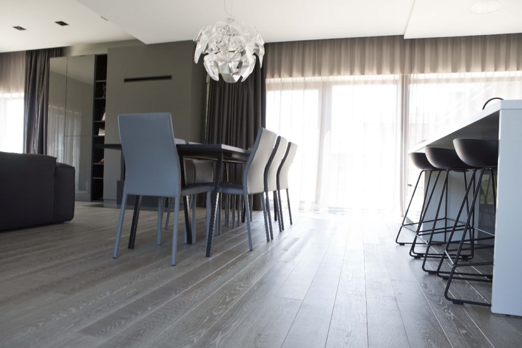 Medinės grindys: ąžuolinės, spalva Skaidriai balta Q-3409.