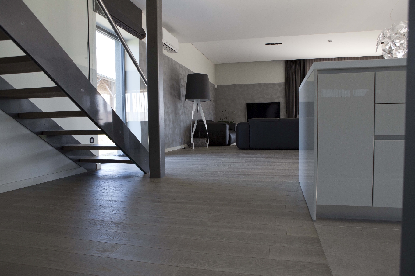 Medinės grindys: ąžuolinės, spalva Skaidriai balta Q-3409.