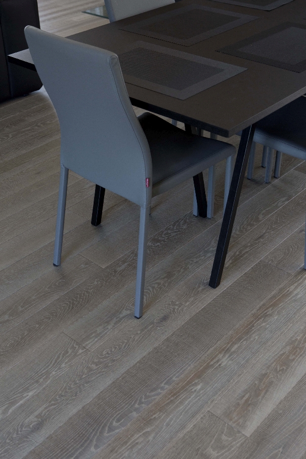 Medinės grindys: ąžuolinės, spalva Skaidriai balta Q-3409.