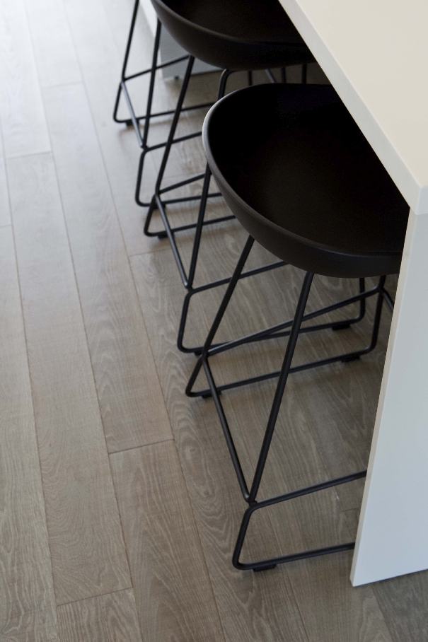 Medinės grindys: ąžuolinės, spalva Skaidriai balta Q-3409.