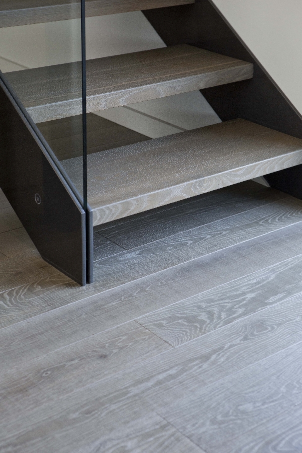 Medinės grindys: ąžuolinės, spalva Skaidriai balta Q-3409.