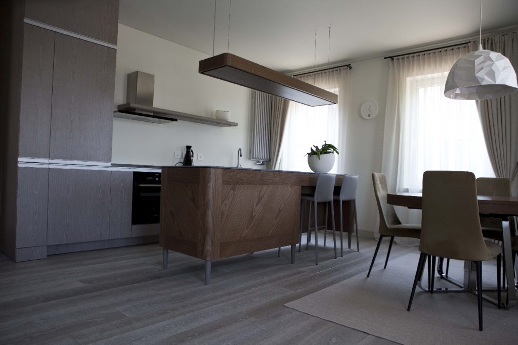 Medinės grindys iš ąžuolo: spalva Balta Q-3408.