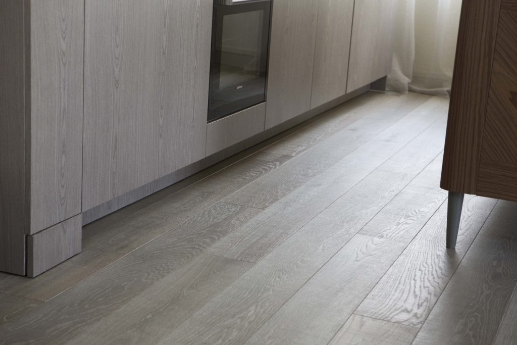 Medinės grindys iš ąžuolo: spalva Balta Q-3408.