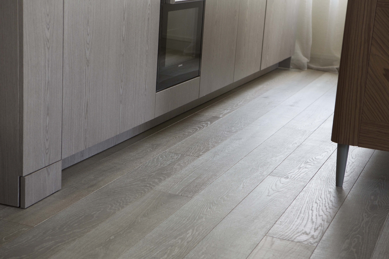 Medinės grindys iš ąžuolo: spalva Balta Q-3408.