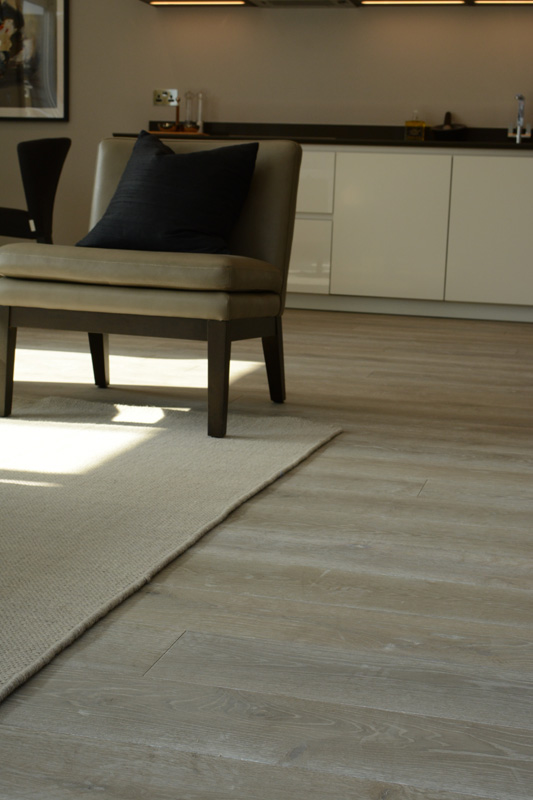 medines grindys skaidriai balta Medzio stilius