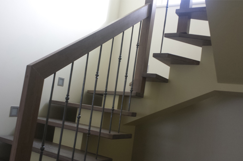 mediniai laiptai U forma Medzio stilius