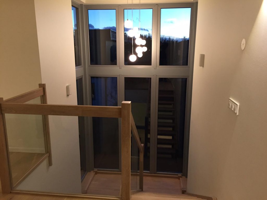 mediniai ąžuoliniai laiptai U forma Skaidriai balta 3409 Medžio stilius