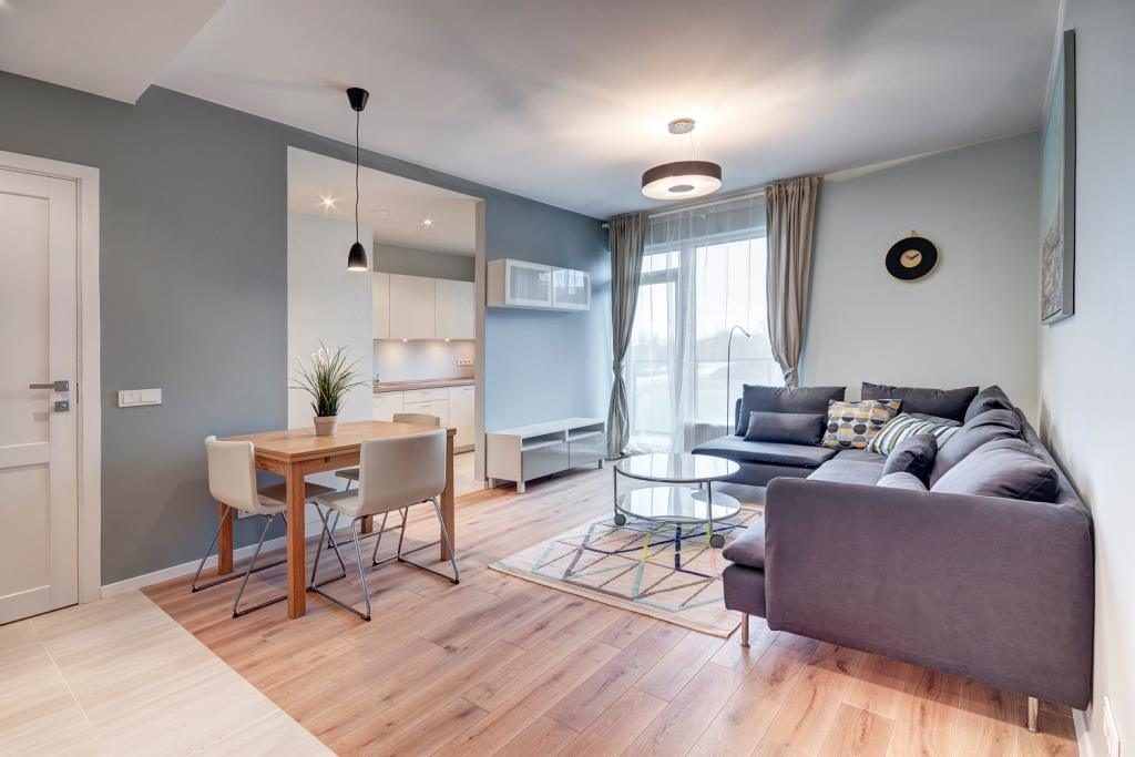 Medinės ąžuolinės grindys. Ąžuolo masyvo durys: modelis D2F, spalva Riešutas 3481.