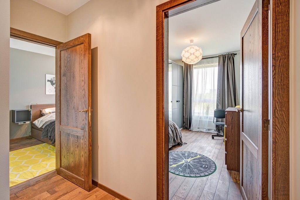 Medinės ąžuolinės grindys. Ąžuolo masyvo durys: modelis D2F, spalva Riešutas 3481.