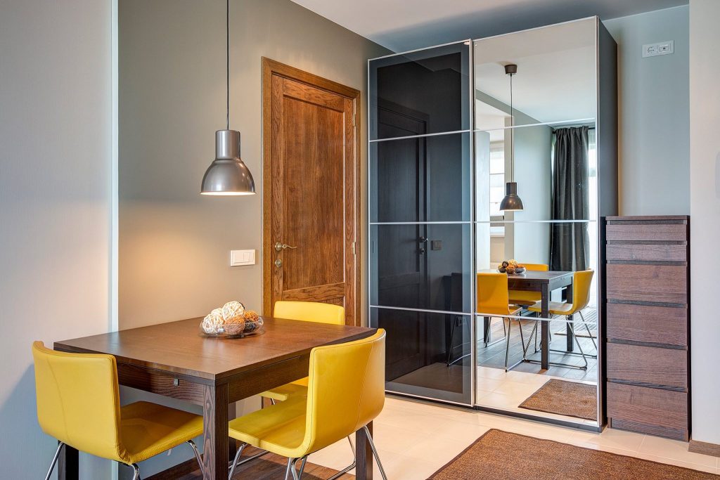 Medinės ąžuolinės grindys. Ąžuolo masyvo durys: modelis D2F, spalva Riešutas 3481.