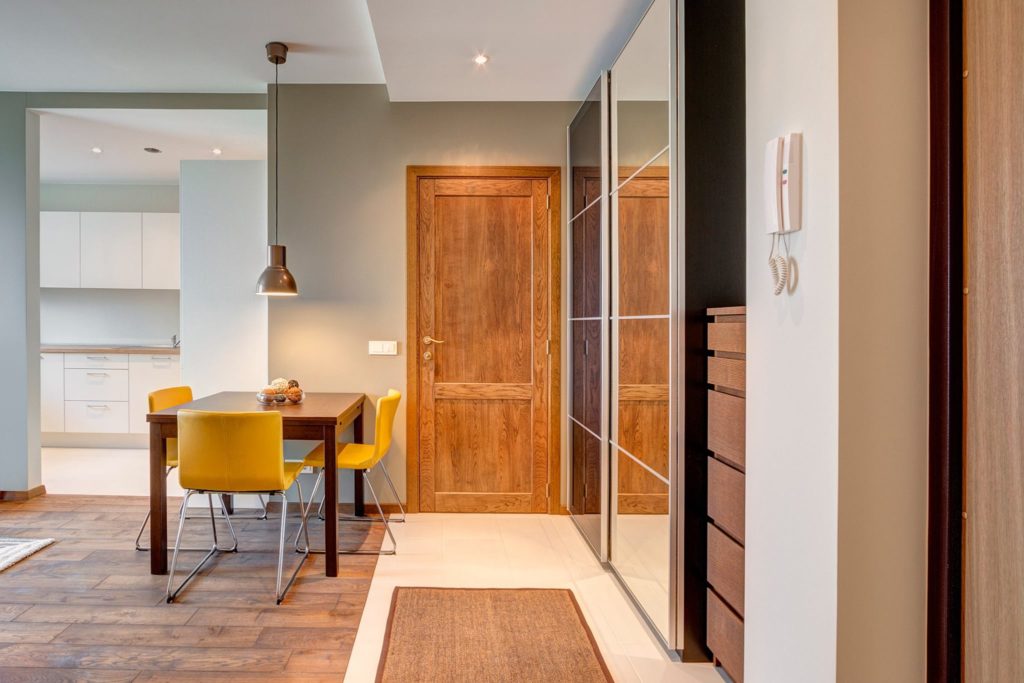 Medinės ąžuolinės grindys. Ąžuolo masyvo durys: modelis D2F, spalva Riešutas 3481.