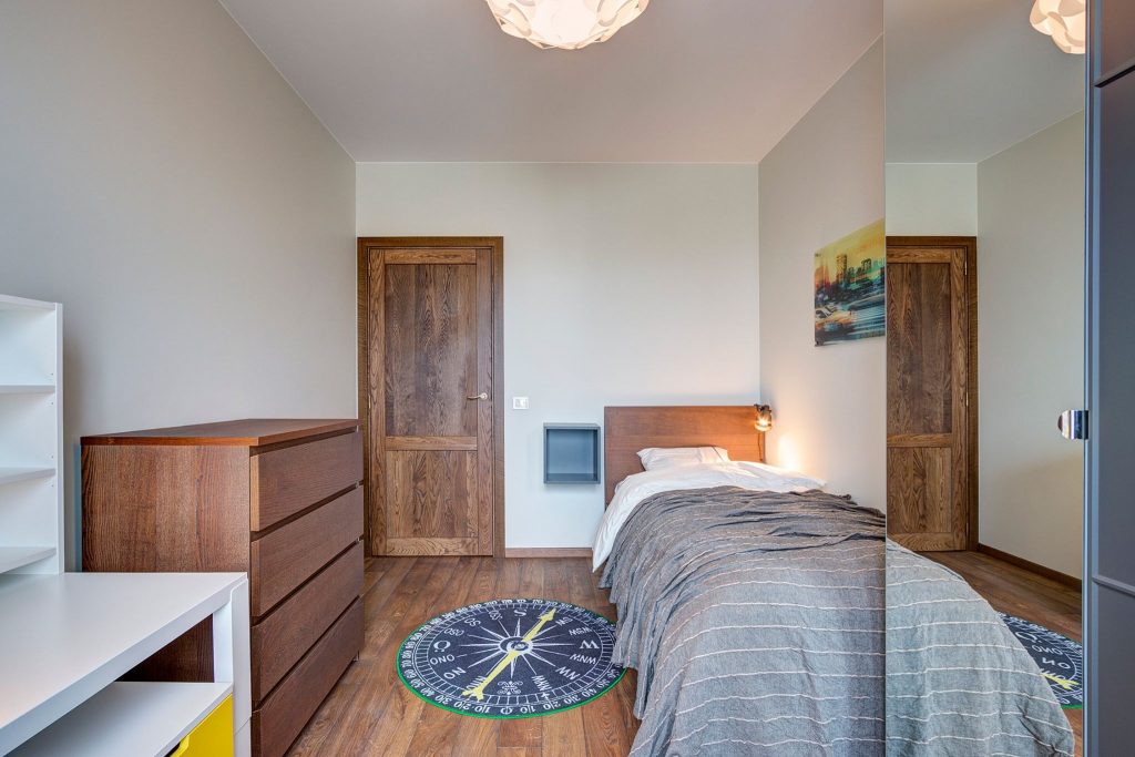 Medinės ąžuolinės grindys. Ąžuolo masyvo durys: modelis D2F, spalva Riešutas 3481.