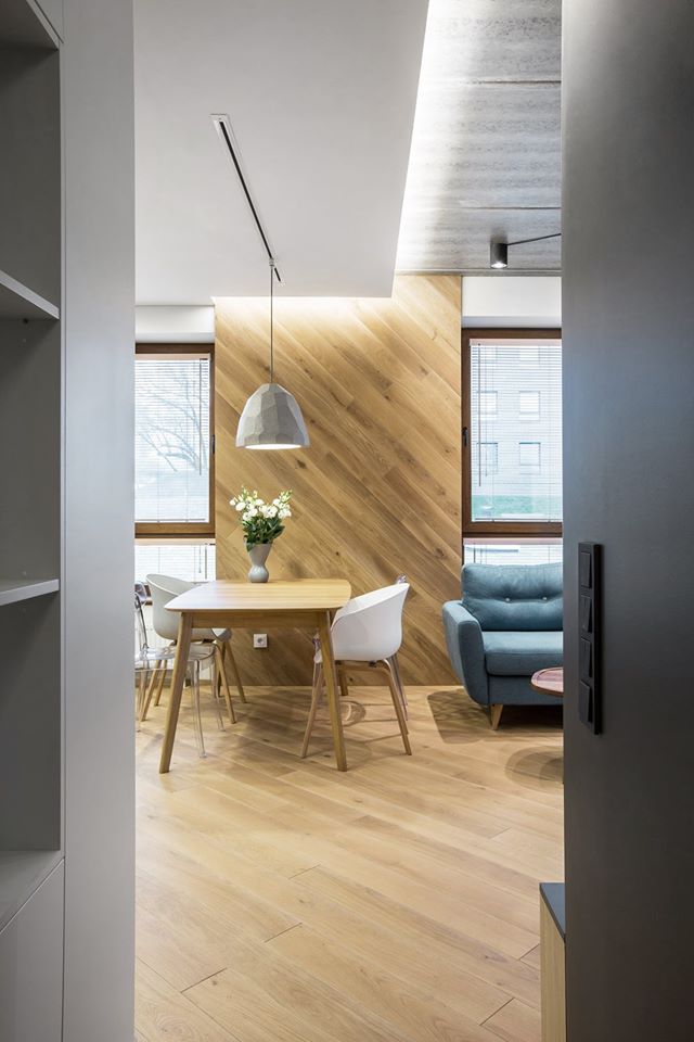 Medinės ąžuolinės grindys, medinė deko siena: Skaidriai balta 3409 Medžio stilius