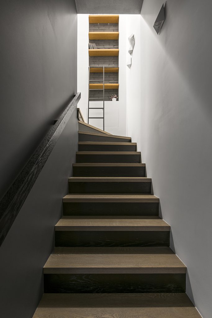 Mediniai laiptai L forma Skaidriai balta Q-3409 Medžio stilius