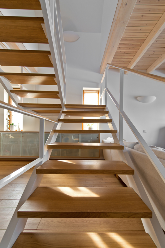 Mediniai laiptai U forma Bespalvė alyva 3305 Medžio stilius