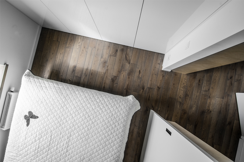 Medinės grindys, deko siena: spalva Graphite 3477.