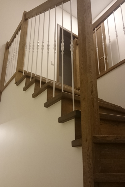 Mediniai laiptai iš ąžuolo masyvo: forma L, spalva Riešutas 3481.