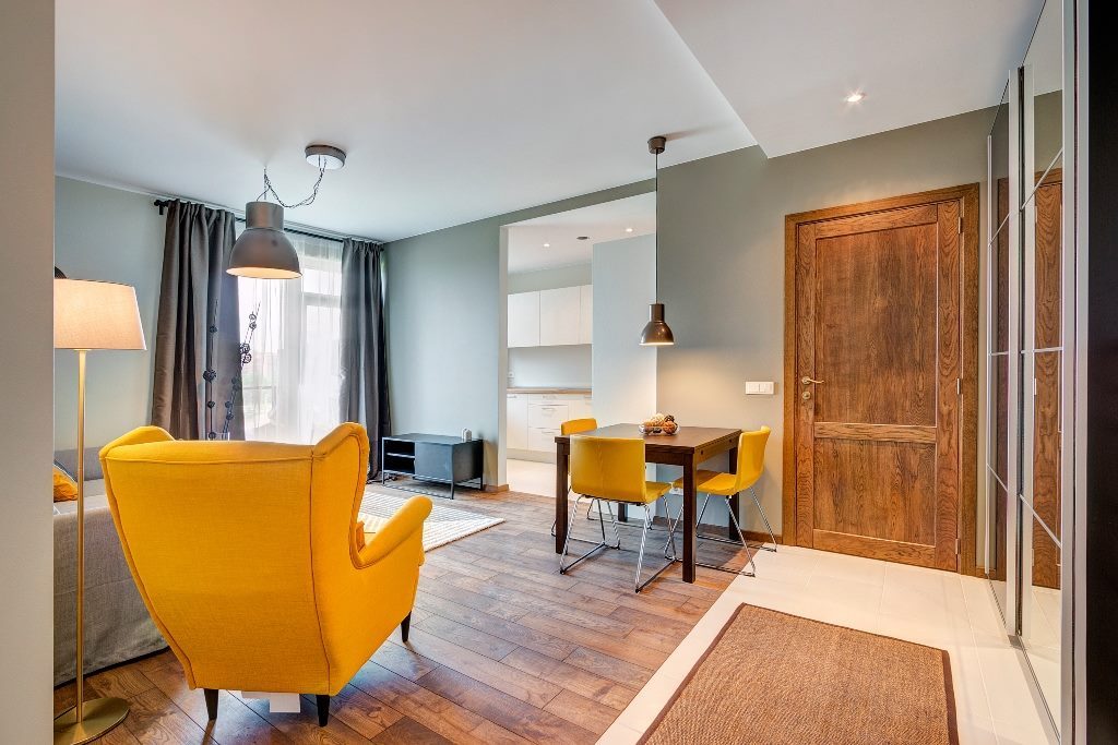 Medinės ąžuolinės grindys. Ąžuolo masyvo durys: modelis D2F, spalva Riešutas 3481.