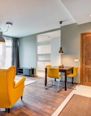 Medinės ąžuolinės grindys. Ąžuolo masyvo durys: modelis D2F, spalva Riešutas 3481.