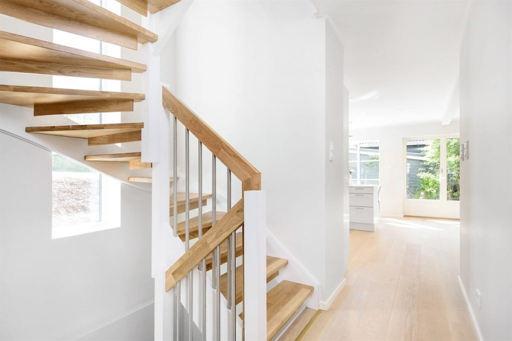 mediniai ąžuolo masyvo laiptai U forma bespalvė alyva 3305 dažyti RAL-9003 Medžio stilius