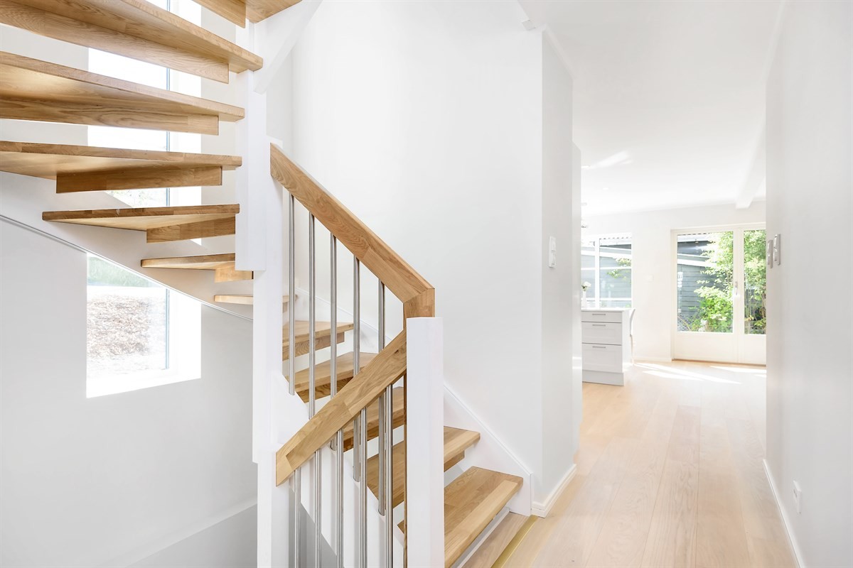 mediniai ąžuolo masyvo laiptai U forma bespalvė alyva 3305 dažyti RAL-9003 Medžio stilius