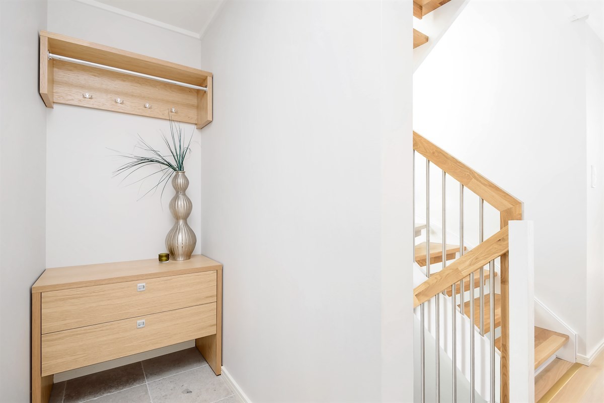 mediniai ąžuolo masyvo laiptai U forma bespalvė alyva 3305 dažyti RAL-9003 Medžio stilius