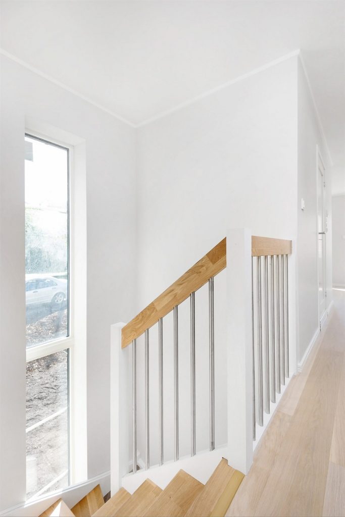 mediniai ąžuolo masyvo laiptai U forma bespalvė alyva 3305 dažyti RAL-9003 Medžio stilius