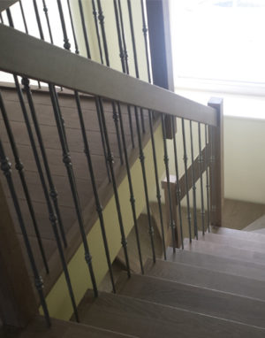 mediniai laiptai U forma Medzio stilius