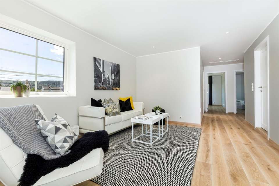 Medinės grindys ir laiptai iš ąžuolo: spalva Bespalvė alyva 3305, laiptų forma U.