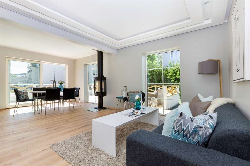 Medinės grindys ir laiptai iš ąžuolo: spalva Bespalvė alyva 3305, laiptų forma U.