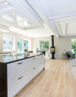 Medinės grindys ir laiptai iš ąžuolo: spalva Bespalvė alyva 3305, laiptų forma U.