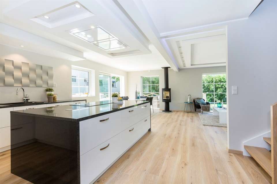 Medinės grindys ir laiptai iš ąžuolo: spalva Bespalvė alyva 3305, laiptų forma U.