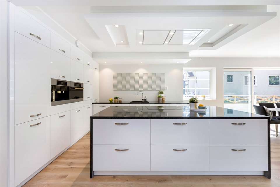 Medinės grindys ir laiptai iš ąžuolo: spalva Bespalvė alyva 3305, laiptų forma U.