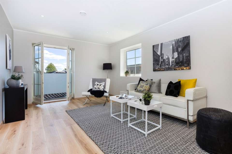 Medinės grindys ir laiptai iš ąžuolo: spalva Bespalvė alyva 3305, laiptų forma U.