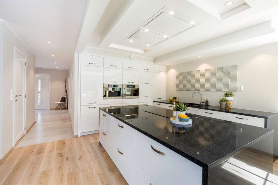 Medinės grindys ir laiptai iš ąžuolo: spalva Bespalvė alyva 3305, laiptų forma U.