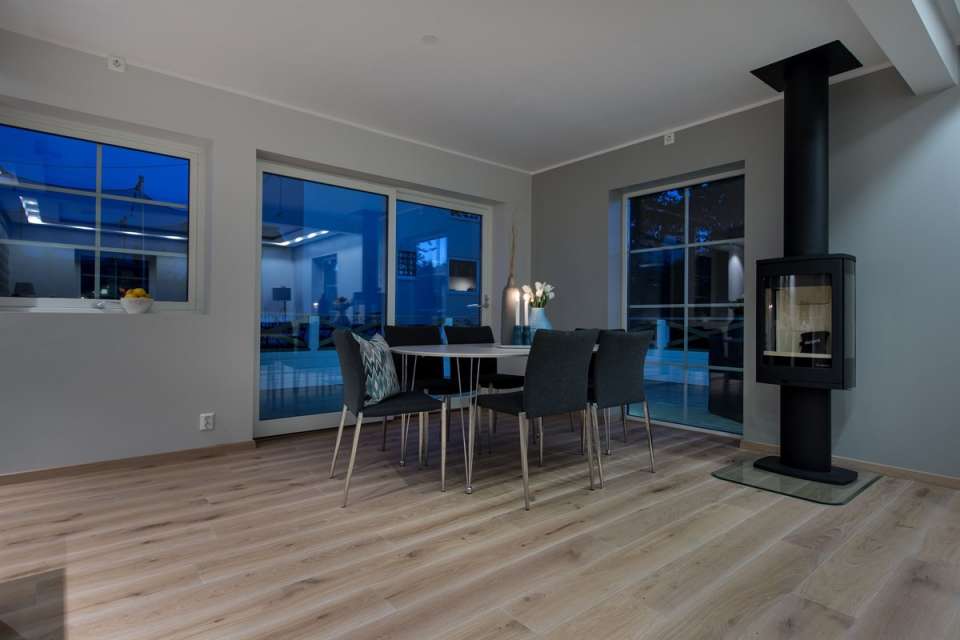 Medinės grindys ir laiptai iš ąžuolo: spalva Bespalvė alyva 3305, laiptų forma U.