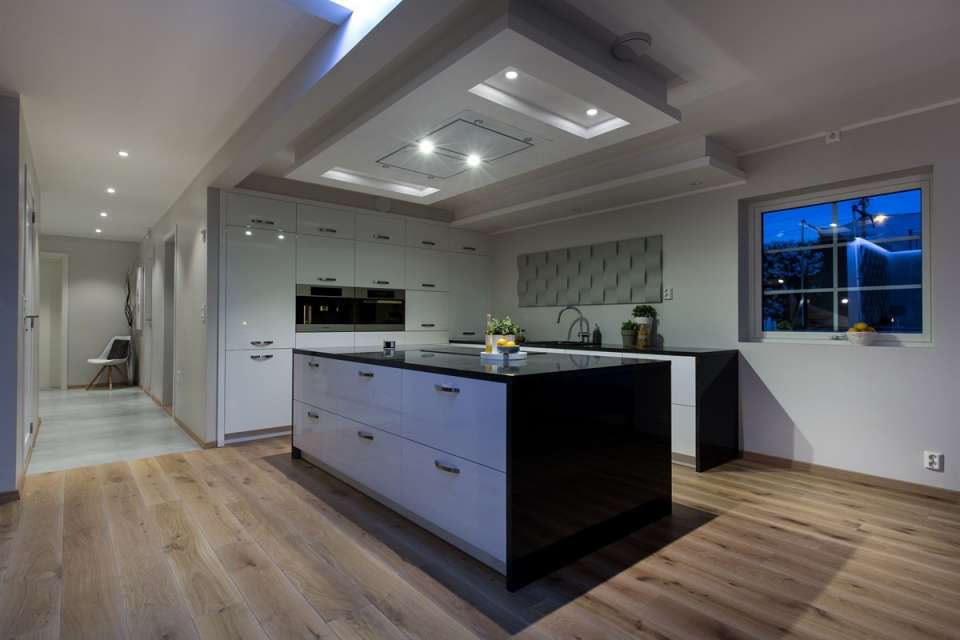 Medinės grindys ir laiptai iš ąžuolo: spalva Bespalvė alyva 3305, laiptų forma U.