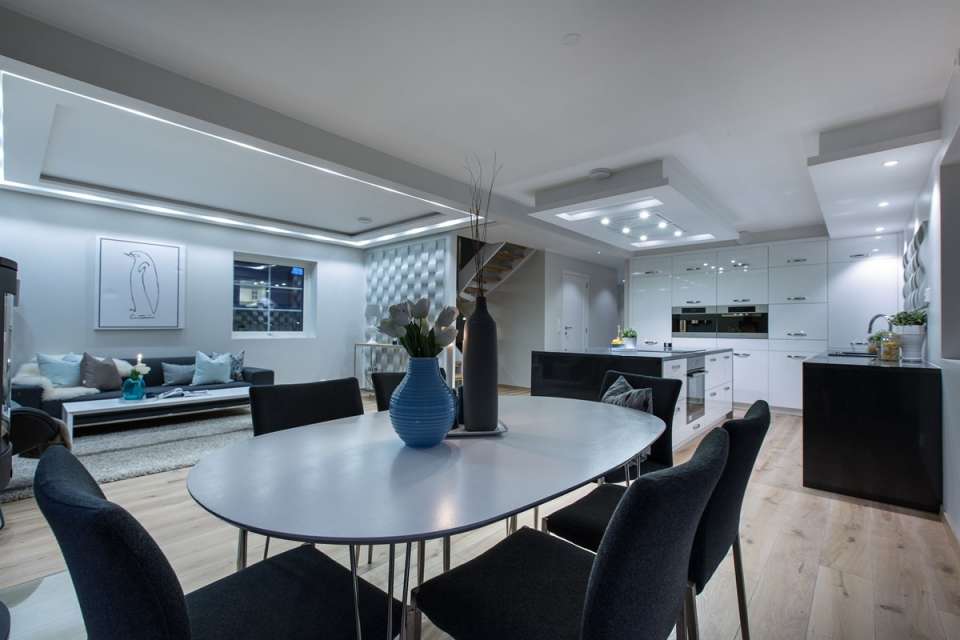 Medinės grindys ir laiptai iš ąžuolo: spalva Bespalvė alyva 3305, laiptų forma U.