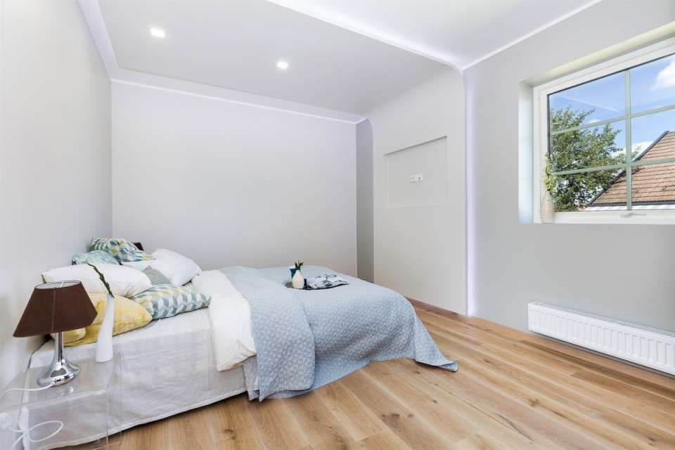 Medinės grindys ir laiptai iš ąžuolo: spalva Bespalvė alyva 3305, laiptų forma U.