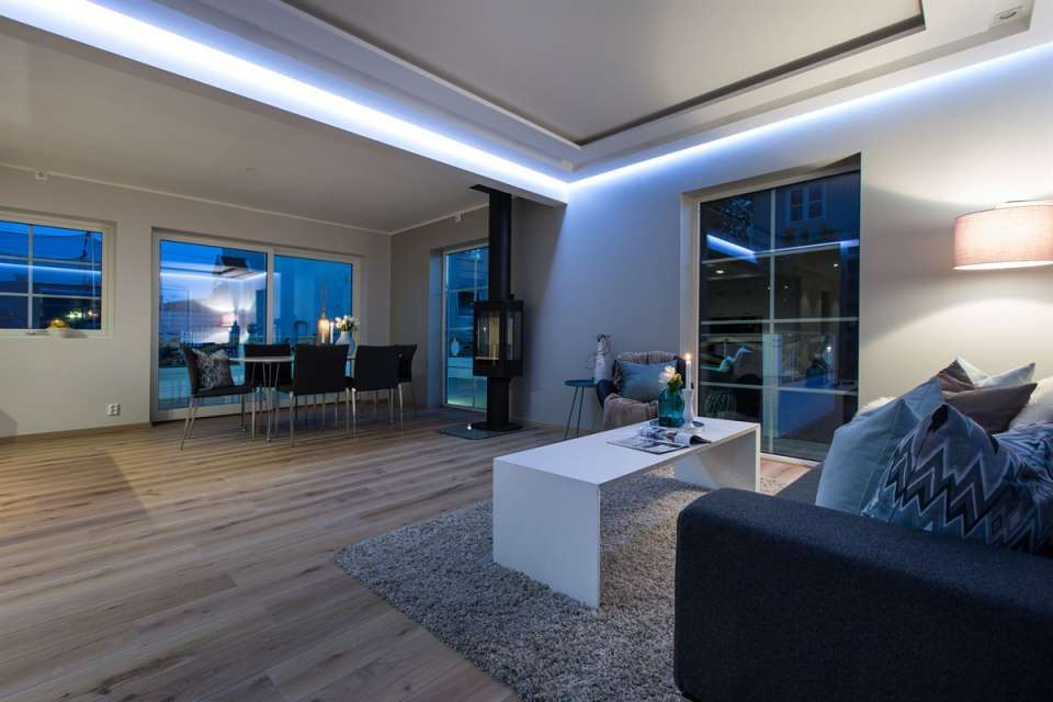 Medinės grindys ir laiptai iš ąžuolo: spalva Bespalvė alyva 3305, laiptų forma U.