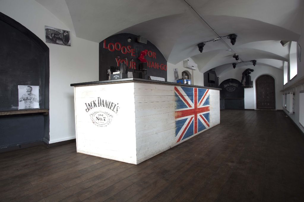 Medinės grindys iš ąžuolo: spalva Juodmedis 3490.